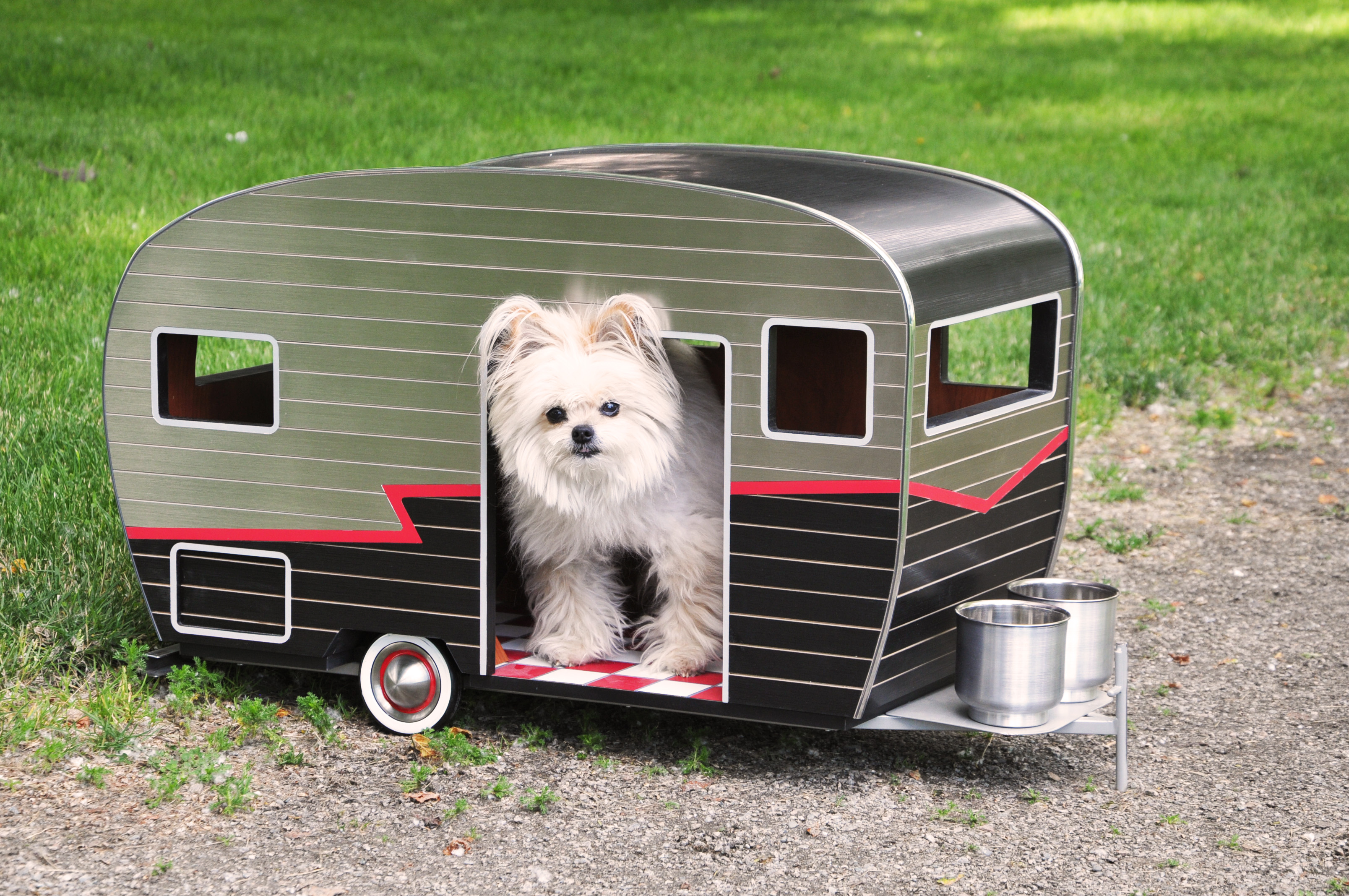 Dog trailer. Будка автодом. Собачья будка на колесах. Домик для животных. Домик на колесах для собак.